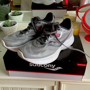 Saucony tennis shoes.